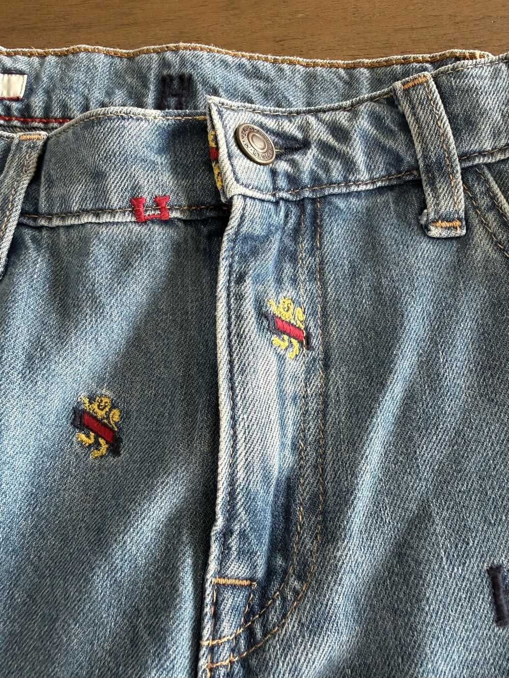 VTG Style Tommy Hilfiger Allover Embroidered Crest Monogram Boyfriend Jeans - Picture 3 of 9